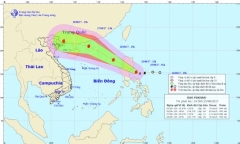 Bão Pakhar giật cấp 11 áp sát Biển Đông