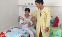 Ca sinh ba tự nhiên hiếm gặp, cặp vợ chồng trẻ vừa mừng vừa lo