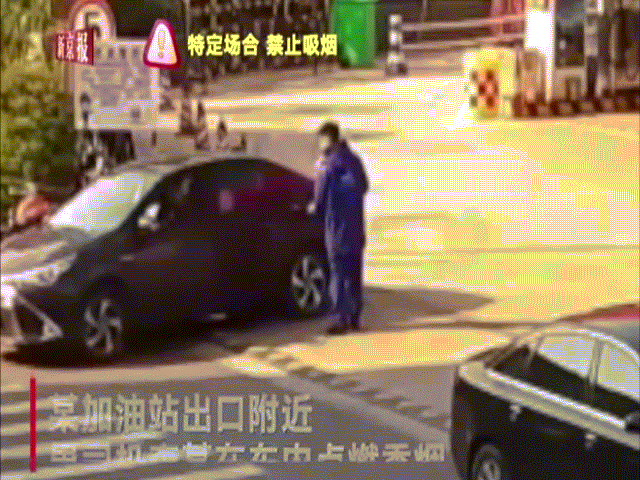 Video: Châm lửa hút thuốc gần cây xăng, người đàn ông bị xịt bình cứu hỏa thẳng vào mặt