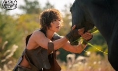 Song Joong Ki gây sốc với tạo hình nhếch nhác, tả tơi, cơ bắp cuồn cuộn trong phim mới