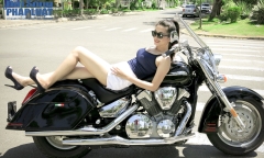 Mercedes-Benz C63 AMG “chết lặng” bên chân dài diện bikini