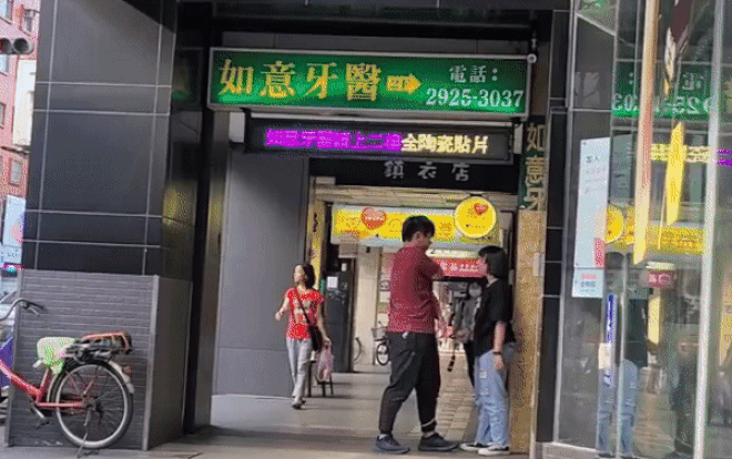 Video: Cô gái xé áo, tát liên tiếp vào mặt bạn trai vì không được cho tiền mua mỹ phẩm