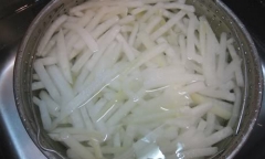 Đơn giản với cách làm mứt bằng bí xanh giòn ngon đúng điệu