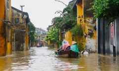 Hội An cấm dân chèo ghe, thuyền đưa đón khách trong mưa lũ