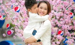 Diệp Bảo Ngọc đưa con trai dạo phố xuân