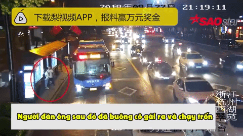 Video: Cô gái trẻ bị người đàn ông lạ mặt cưỡng hôn ngay tại bến xe buýt 