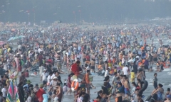 Thanh Hóa: Biển người chen chúc trong ngày đầu nghỉ lễ ở Sầm Sơn