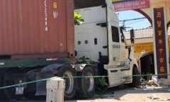 Tin tai nạn giao thông mới nhất ngày 23/2/2020: Xe đầu kéo mất lái húc văng 5 xe máy và 1 xe đạp