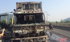 Xe tải chở hàng bốc cháy trơ khung trên đường tránh Quốc lộ 1A