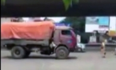 Tài xế lùi xe tải trên phố để trốn cảnh sát bị phạt 3,6 triệu đồng