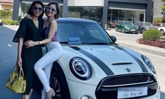 Trâm Anh khoe xe sang mới nhận được từ