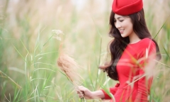 Tú Anh ngọt ngào váy đỏ Giáng sinh dạo chơi cánh đồng lau