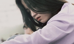 Tân sinh viên đại học Tôn Đức Thắng gây chú ý bằng vẻ đẹp trong sáng lúc ngủ gật