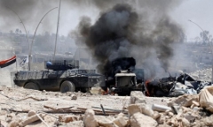 24h qua ảnh: Xe bọc thép quân đội Iraq đi qua vùng tử địa ở Mosul