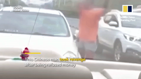 Video: Bị từ chối cho tiền, người ăn xin đập vỡ kính ô tô, hành hung nữ tài xế