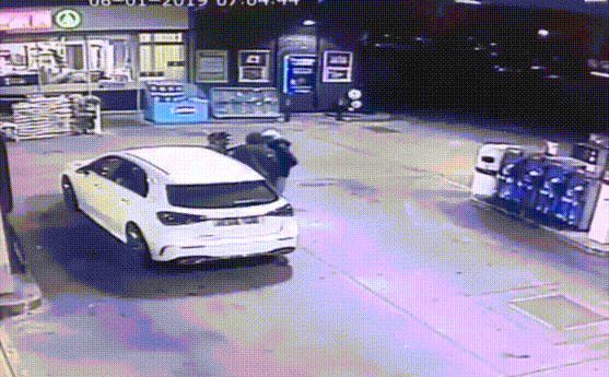 Video: Cướp xe Mercedes kinh hoàng tại trạm xăng và cái kết bất ngờ