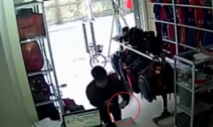Clip: Thanh niên bịt mặt lẻn vào cửa hàng trộm điện thoại trong tích tắc