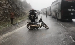 Sa Pa: Xe máy ngã nhào vì đường đóng băng