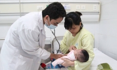 Trẻ chưa đến tuổi tiêm chủng đã mắc sởi, ho gà đang gia tăng