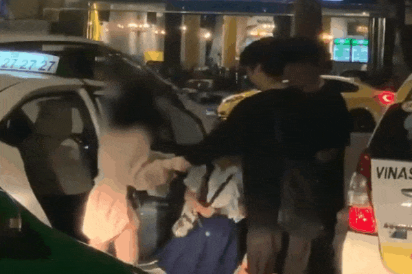 2 bé gái ôm chân, đánh đá du khách vì không xin được tiền khiến dân mạng phẫn nộ