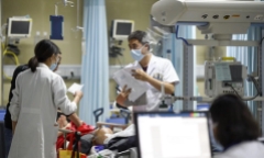 Tin tức đời sống mới nhất ngày 31/12/2019: Sức khỏe mẹ xấu đi, người nhà cầm dao đâm chết bác sĩ