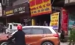 Bị CSGT nhắc nhở, nữ tài xế đỗ xe giữa đường thách thức