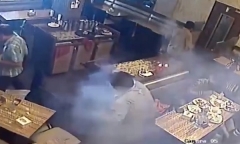 Video: Điện thoại phát nổ kinh hoàng ngay trong túi áo người đàn ông giữa nhà hàng