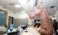 Tin tức đời sống mới nhất ngày 16/2/2020: Sợ dịch corona, cô gái hóa trang thành hươu cao cổ tới bệnh viện
