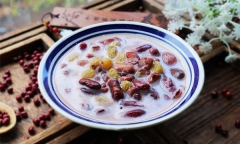 Thấy tôi dùng sữa tươi để nấu chè cả nhà ai cũng cười, nhưng khi ăn thì tấm tắc mãi