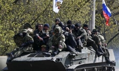 Xe bọc thép gắn cờ Nga chạy rông ở đông Ukraina 