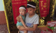 Sinh ra không biết mặt cha, hai em bé bơ vơ sau khi mẹ bất ngờ qua đời