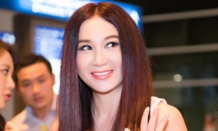 Ôn Bích Hà khoe nhan sắc không tuổi, được dàn trai đẹp vây quanh khi đến Việt Nam