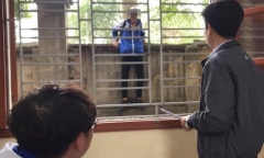 Đi muộn phải trèo tường vào trường nhưng