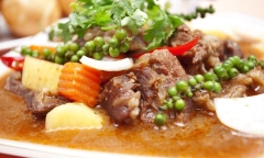 Đãi khách tiệc cuối năm, mẹ đảm nấu ngay món bò hầm tiêu xanh nóng hổi, hấp dẫn