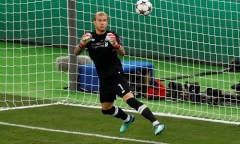 Thủ thành Liverpool bị chỉ trích bắt bóng như bán độ tại chung kết Champions League
