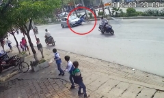 Hà Nội: Taxi tông hai ông cháu đi xe đạp văng xuống đường