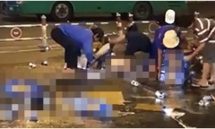 Video: Người dân đổ xô ra đường hôi bia rơi, tài xế chán nản bỏ đi