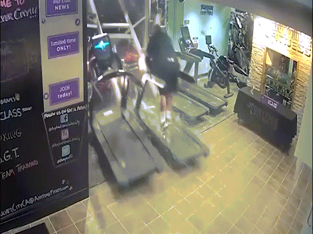 Video: Đang chạy bộ trong nhà, người đàn ông bất ngờ bị xe Mercedes tông trực diện