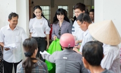 Miss Earth Việt Nam Hà Thu và Hoa hậu Hằng Nguyễn chung tay làm từ thiện