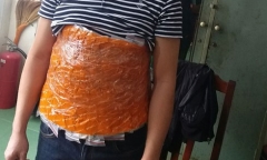 Người đàn ông quấn quanh người gần 100 chiếc đồng hồ từ Singapore về Việt Nam