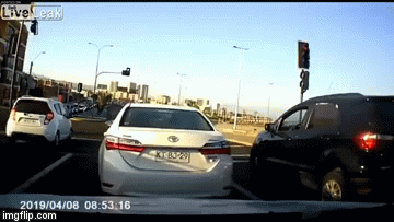 Video: Kinh hoàng khoảnh khắc ô tải và xe bồn bất ngờ đâm nát hàng loạt ôtô dừng đèn đỏ