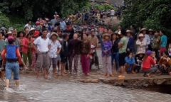 Hàng trăm người tìm kiếm trưởng thôn bị lũ cuốn ở Phú Yên
