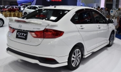 Mitsubishi Outlander giảm “sốc” 200 triệu, Isuzu xuống giá thêm 114 triệu