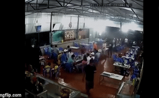 Video: Kinh hãi xem nhóm giang hồ cầm dao, mã tấu chém người ở quán nhậu