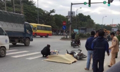 Hà Nội: Đứng chờ đèn đỏ, nam thanh niên bị xe khách đâm tử vong