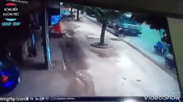 Video: Tai nạn kinh hoàng, cả người và xe máy bị cuốn vào gầm container trong 10 giây