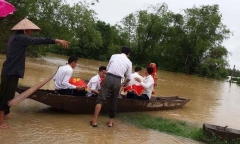 Cô dâu ngồi thuyền hoa về nhà chồng, chú rể vượt lũ đi hỏi vợ