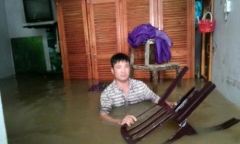 Rơi nước mắt với hình ảnh người dân oằn mình chống lũ