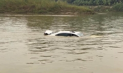 Xác định chủ nhân ô tô hiệu KIA trôi trên sông Hồng
