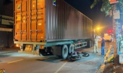 Ngã xuống đường, người đàn ông bị xe container cán tử vong